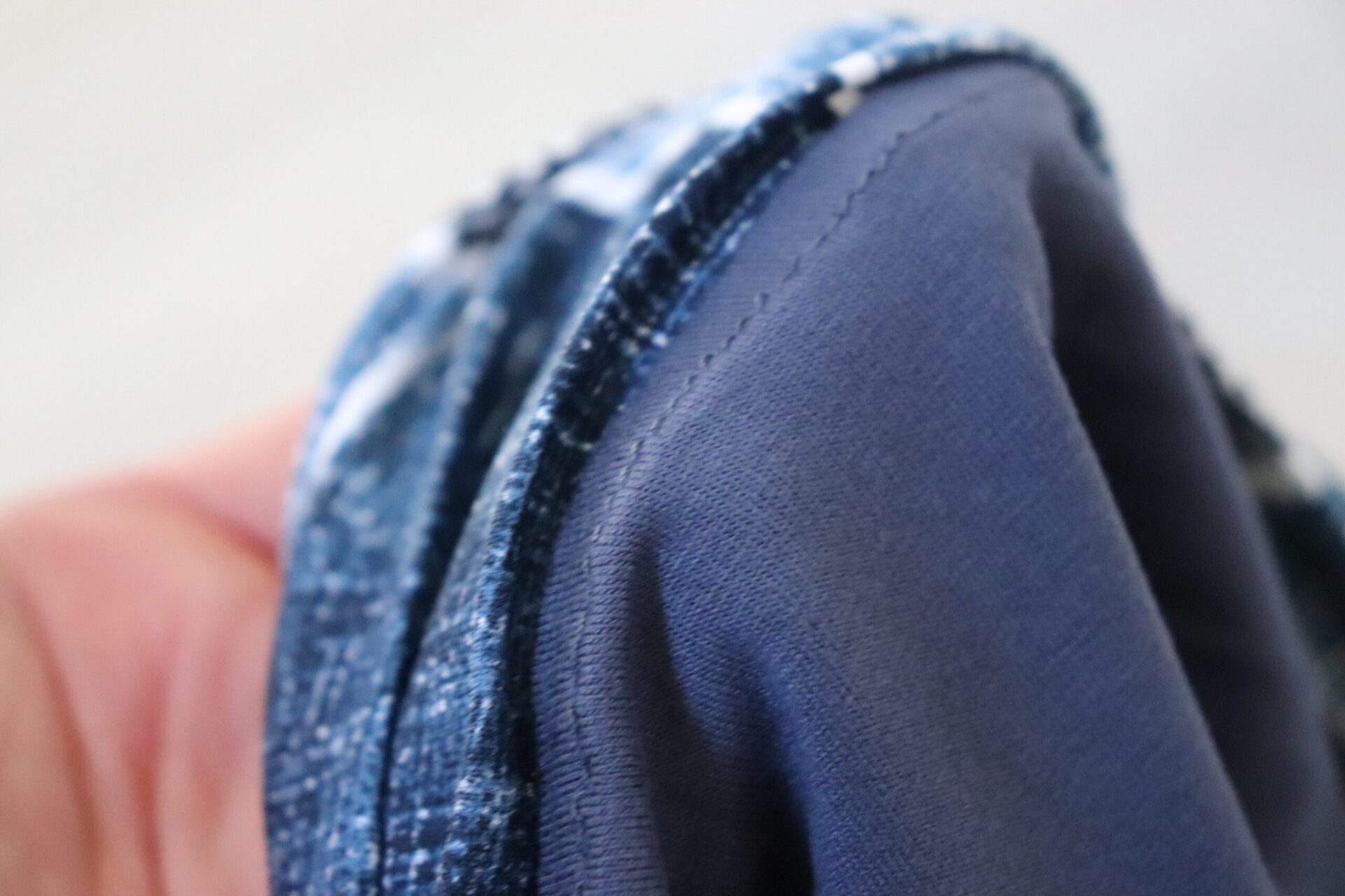 Muts jeans blauwe print Nora Dohmen binnenwerk