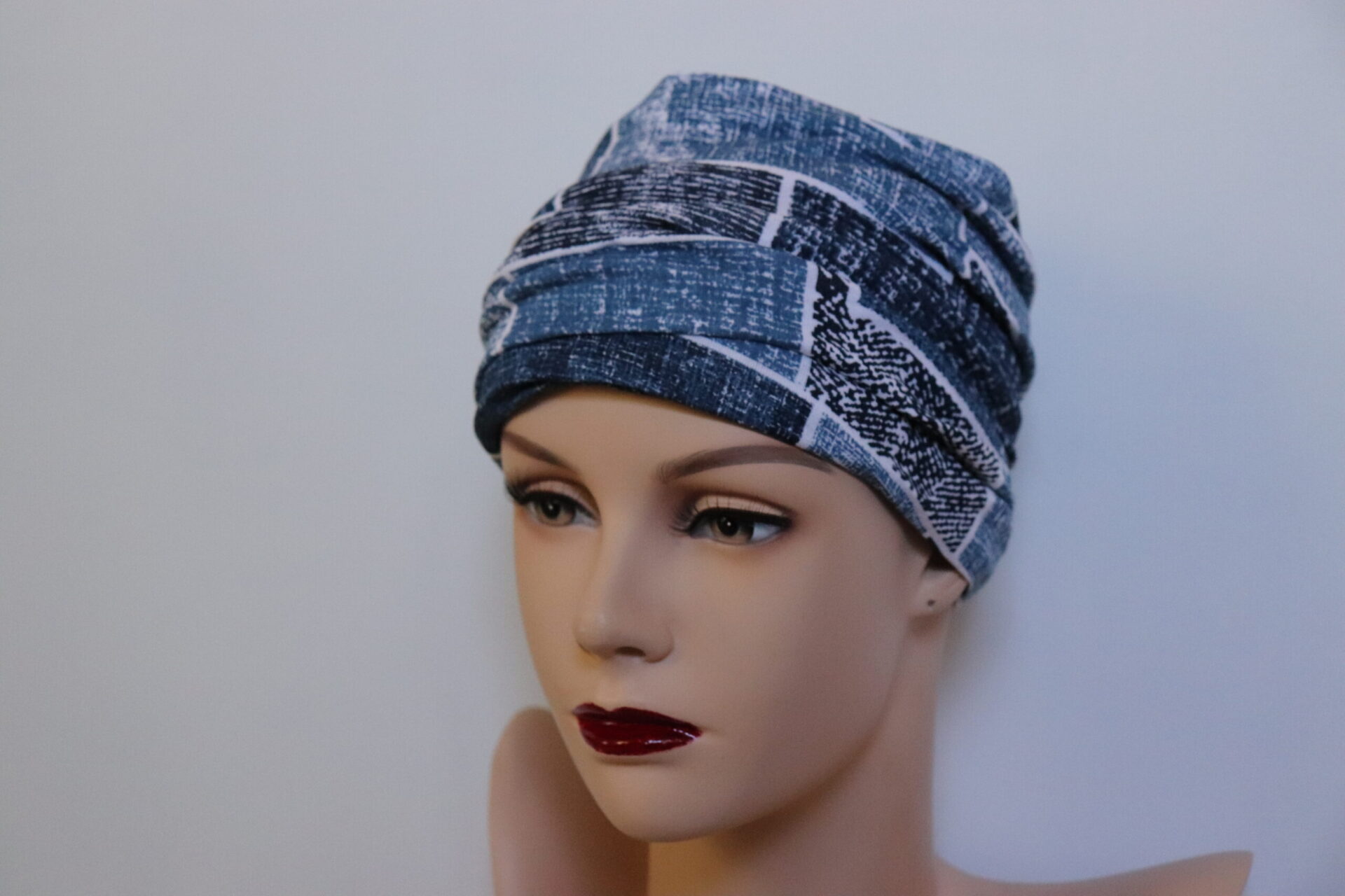 Muts jeans blauwe print Nora Dohmen schuin aanzicht pop