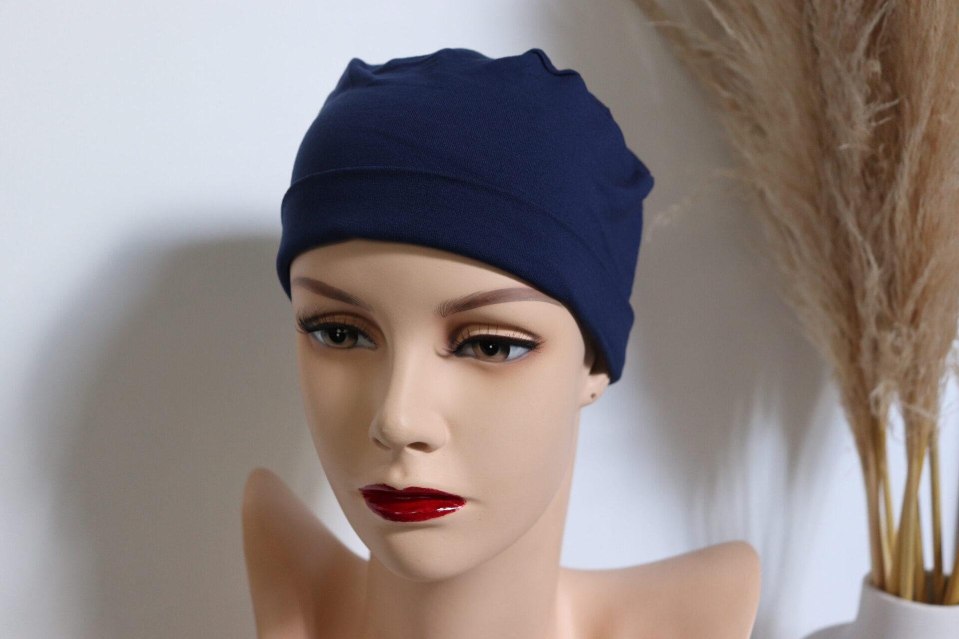 Muts donkerblauw Dana Dohmen schuin aanzicht pop